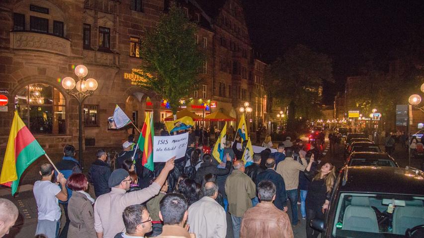 Kurden demonstrieren in der Nürnberger Innenstadt gegen den IS