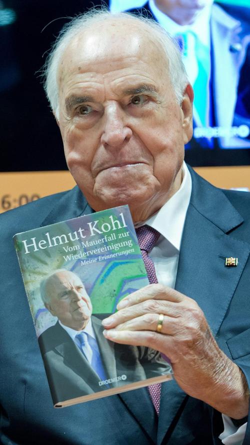Kohls Auftritt wurde von einem starken Medieninteresse begleitet - hatte es jüngst doch einige Kontroversen um das neue Buch seines früheren Biografen Heribert Schwan gegeben.