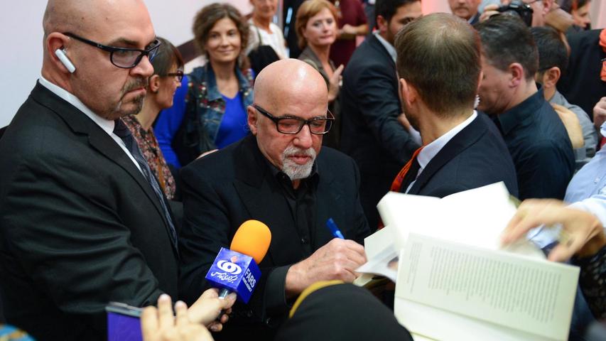 Der brasilianische Schriftsteller Paulo Coelho gab während einer Veranstaltung zur Zukunft des Lesens Autogramme.