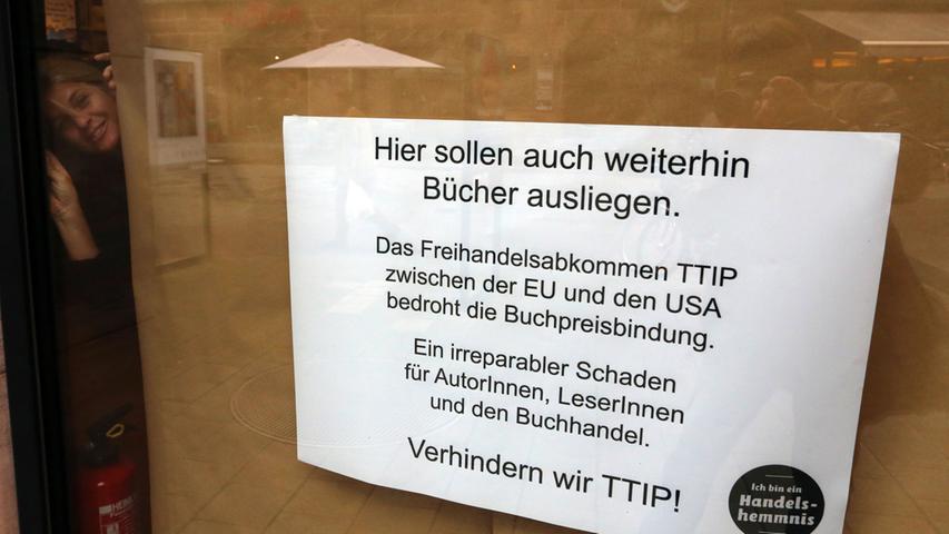 In den Schaufenstern hingen Plakate mit der Aufschrift: "Hier sollen auch weiterhin Bücher ausliegen. Das Freihandelsabkommen TTIP zwischen der EU und den USA bedroht die Buchpreisbindung. Ein irreparabler Schaden für AutorInnen, LeserInnen und den Buchhandel. Verhindern wir TTIP!"