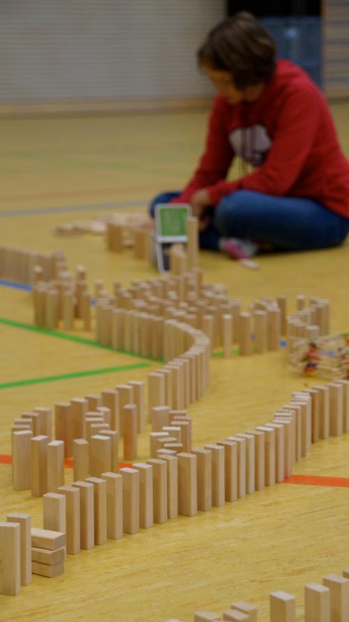 Neben dem Projekt "Dominoeffekt" bietet der Spielpädagoge verschiedene Spielangebote, die sich alle um die Spielmaterialien aus Holz drehen.