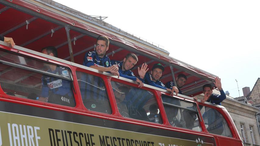 Bei der Rundfahrt hatten die Spieler eine gute Aussicht. Mit einem Spruchband am Bus wurde noch einmal an das hundertjährige Jubiläum der Deutschen Meisterschaft der Fürther erinnert.