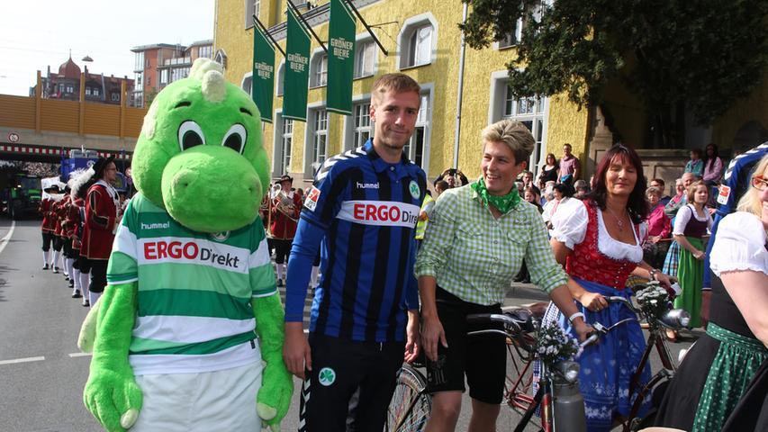 Auch die SpVgg Greuther Fürth nahm am Erntedankfestzug teil - da durfte Eddy natürlich nicht fehlen.