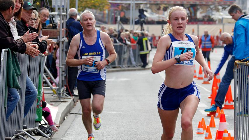 Eine Strecke von unter sieben Kilometern mussten die Sportler bewältigen. Die schnellste Frau in diesem Jahr: Ann-Kathrin Wiertz. Sie erlief sich bereits zu Beginn einen kleinen Vorsprung.