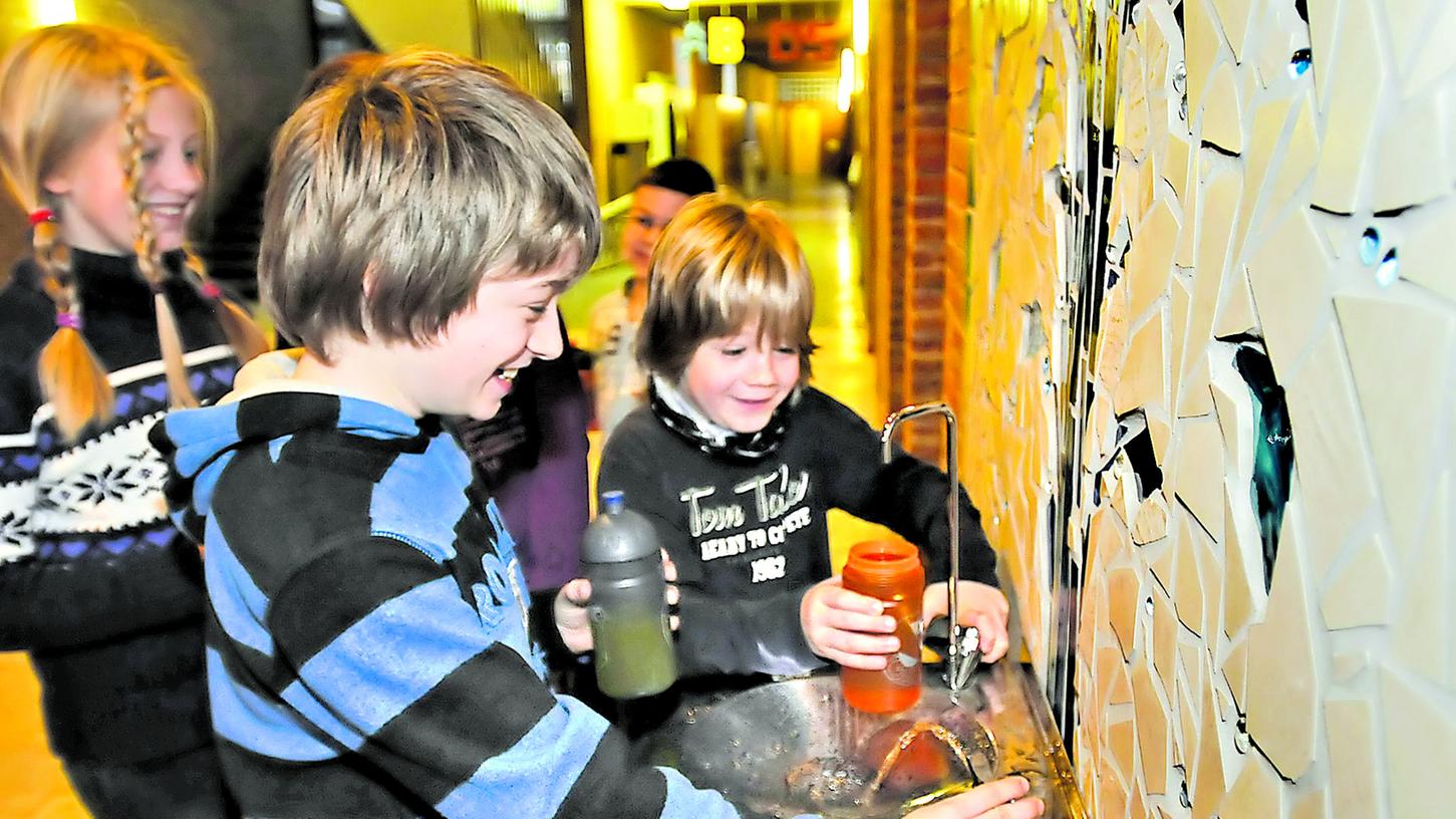 Schüler des Neuen Gymnasiums füllen am Brunnen ihre Trinkflaschen auf. Schüler des Neuen Gymnasiums füllen am Brunnen ihre Trinkflaschen auf.