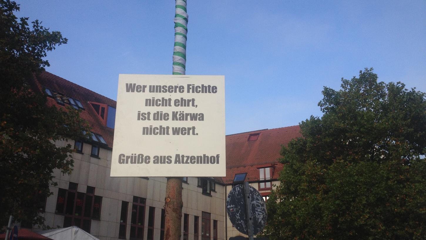 Verkrüppelter Kärwabaum in Fürth: Atzenhof ätzt zurück Verkrüppelter Kärwabaum in Fürth: Atzenhof ätzt zurück