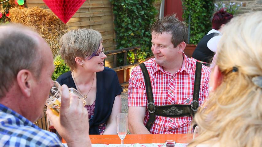 Beim Scheunenfest werfen sich die beiden vielsagende Blicke zu.
 Alle Infos zu "Bauer sucht Frau" im Special bei RTL.de