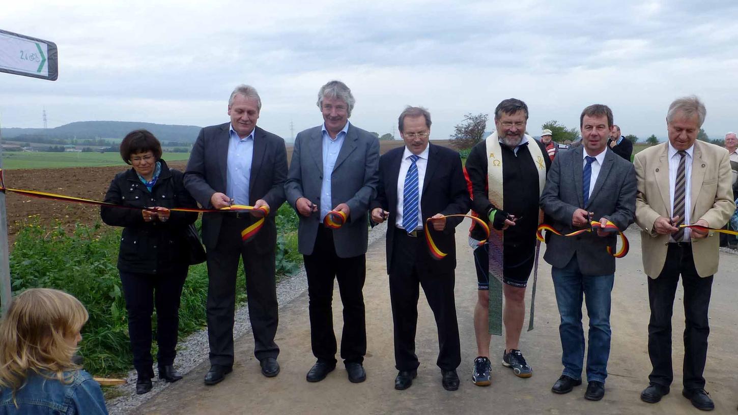 Mit dem symbolisch durchschnittenen Band gaben Kreisrätin Renate Ixmeier, Neustadts Bürgermeister Klaus Meier und sein Langenfelder Kollege Reinhard Streng, MdL Hans Herold, der radelnde Pfarrer Hans Löffler, Leitender Baudirektor Heinrich Schmidt und der Baudenbacher Bürgermeister Reinhold Kessler (v. l.) den Radweg Diebach-Langenfeld frei. Mit dem symbolisch durchschnittenen Band gaben Kreisrätin Renate Ixmeier, Neustadts Bürgermeister Klaus Meier und sein Langenfelder Kollege Reinhard Streng, MdL Hans Herold, der radelnde Pfarrer Hans Löffler, Leitender Baudirektor Heinrich Schmidt und der Baudenbacher Bürgermeister Reinhold Kessler (v. l.) den Radweg Diebach-Langenfeld frei.