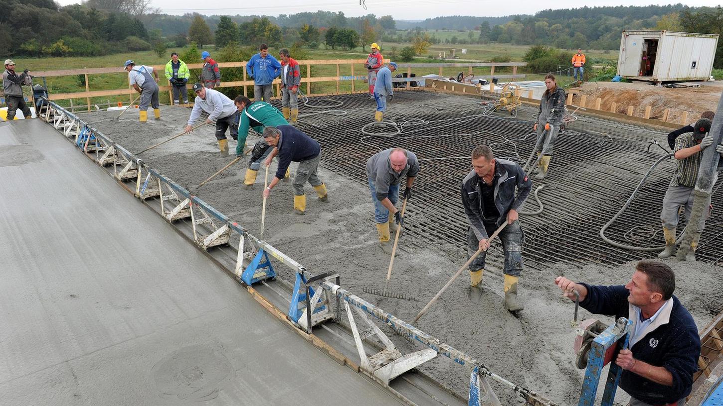 Oberasbach: Neue Fernabrücke wächst