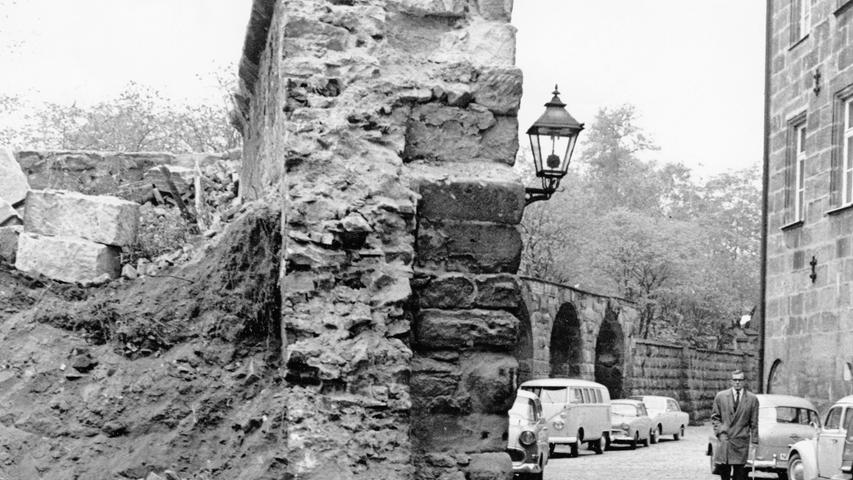 Die 6 Meter hohe und 2,20 Meter breite Sandsteinmauer der Bastion fällt. Hier geht es zum Artikel:  Stadtmauer wird "angeknabbert".