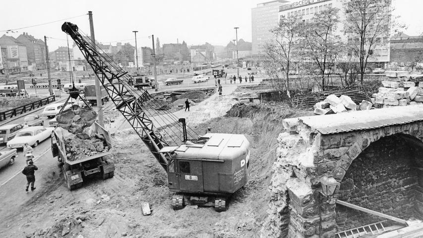 Der Blick von der Ludwigstraße zum Plärrer weitet sich: hinter der abgebrochenen Befestigung liegt der zur Zeit größte Bauplatz der Stadt. Hier geht es zum Artikel:  Stadtmauer wird "angeknabbert".