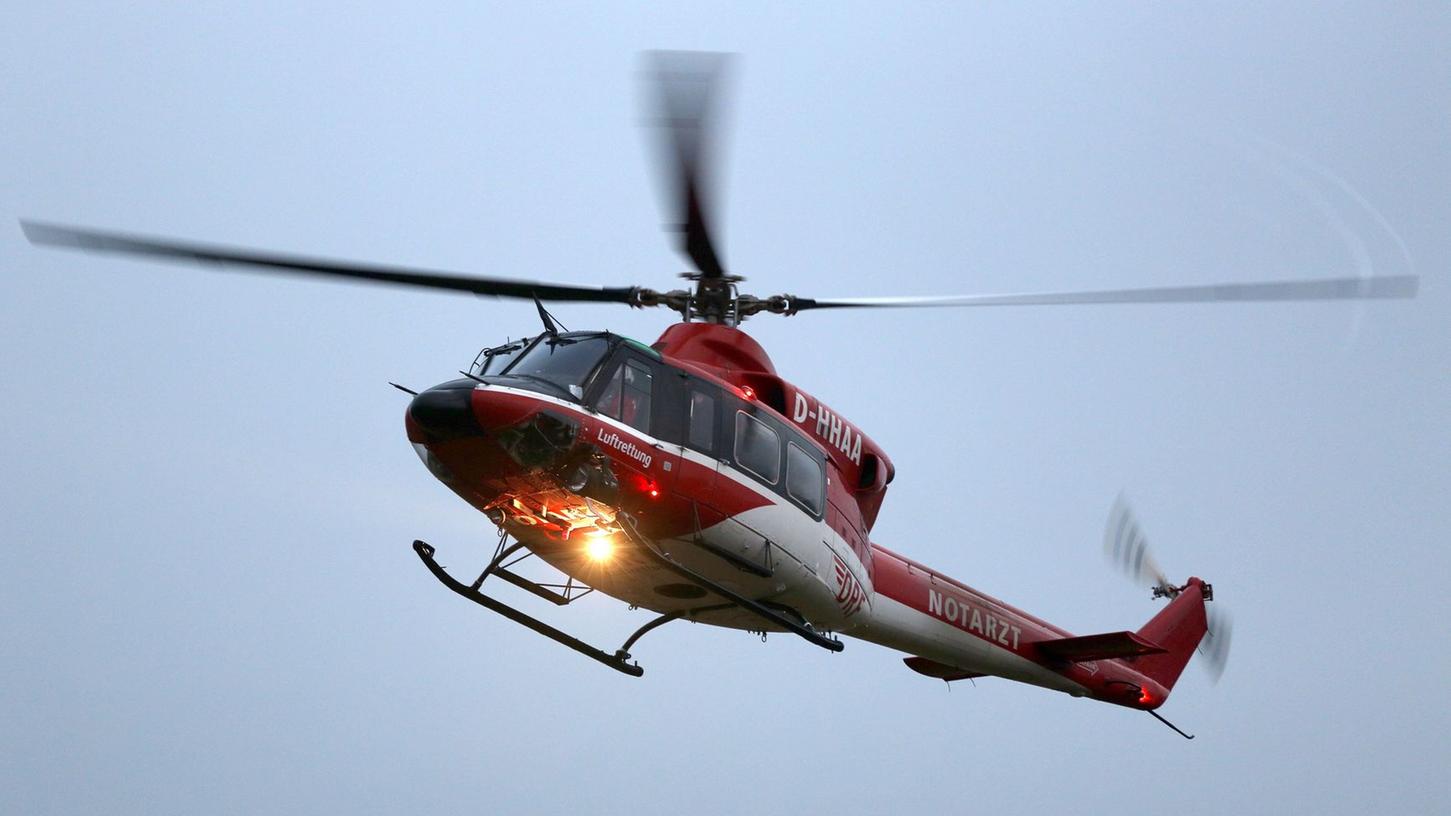 Bei dem Unfall am Mittwoch musste eine Frau mit einem Rettungshubschrauber ins Krankenhaus gebracht werden.