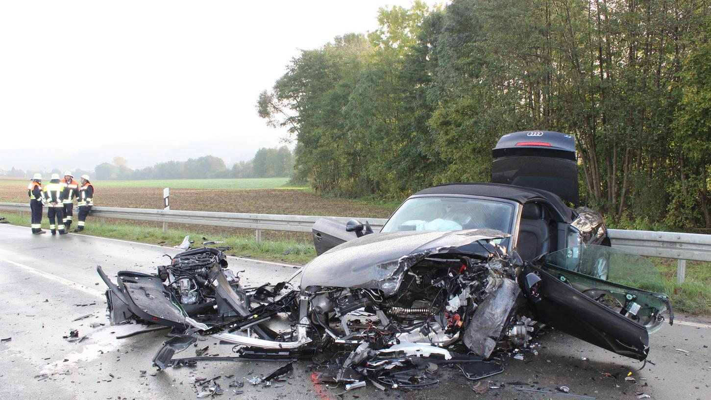 Bei einem Unfall im Landkreis Forchheim wurden eine 45-Jährige und ein 23-Jähriger schwer verletzt.