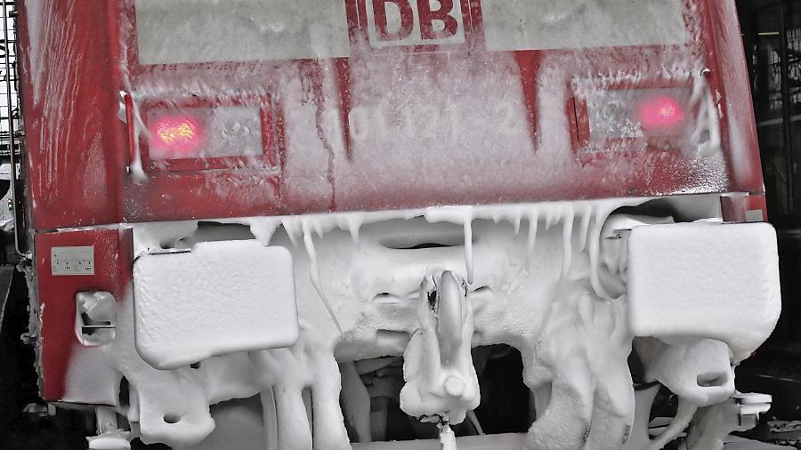 Wenn Frost und Schnee kommen, heißt das für viele Bahnreisende: Verspätungen. Ärgerlich wird es, wenn dann noch eine schlechte Informationspolitik hinzukommt. Wenn Frost und Schnee kommen, heißt das für viele Bahnreisende: Verspätungen. Ärgerlich wird es, wenn dann noch eine schlechte Informationspolitik hinzukommt.
