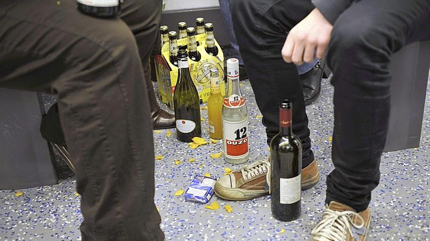 ...deswegen ist der Alkoholkonsum im gesamten U-Bahnbereich verboten...