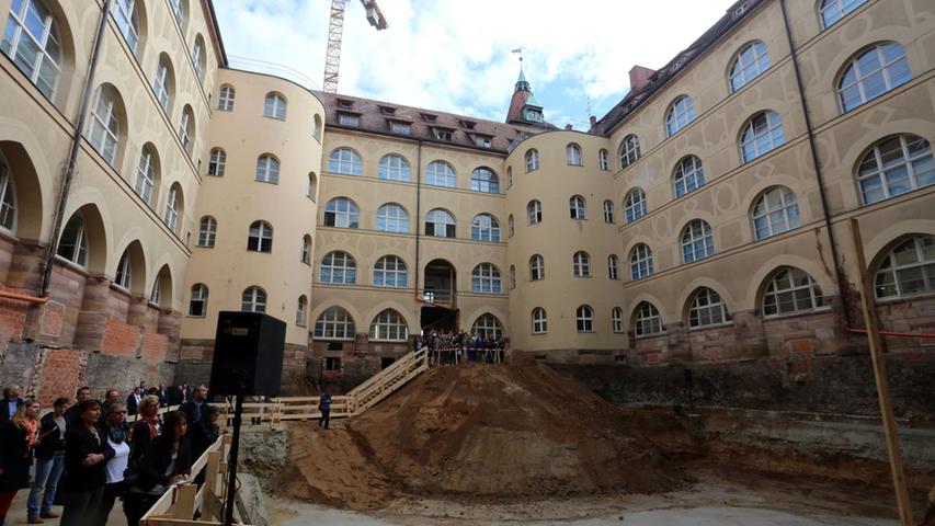 Im Innenhof des denkmalgeschützten Sebastianspitals in der Veilhofstraße in Nürnberg fand...