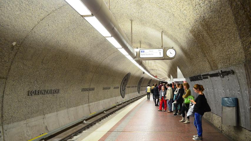 Auf Platz drei der U-Bahnhöfe mit den meisten Ein- und Aussteigern 2019 pro Werktag landet die Station Lorenzkirche . Werktags stiegen hier 49.500 Menschen ein und aus.