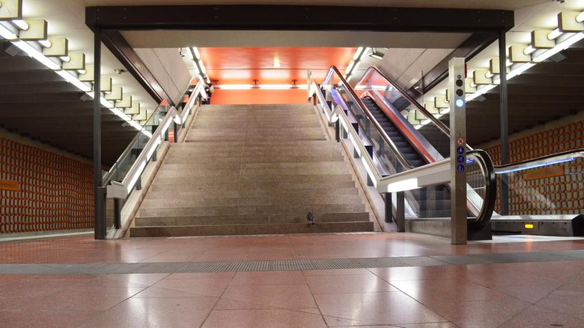 13.200 Fahrgäste zählt diese Haltestelle: Der U-Bahnhof Friedrich-Ebert-Platz wurde im Jahre 1954 nach dem ersten Präsidenten der Weimarer Republik und SPD-Vorsitzenden Friedrich Ebert benannt.