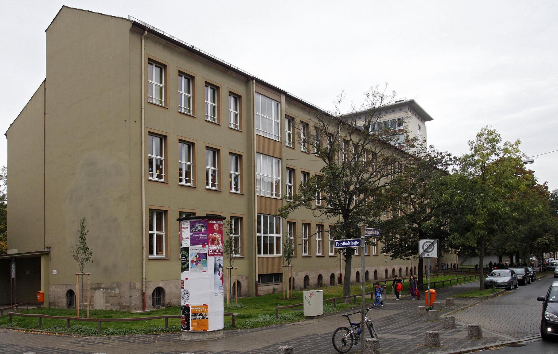 Die Holzgartenschule wurde im Krieg stark beschädigt – bei dem Bombenangriff am 2. Januar 1945 wäre es sogar fast zu einer Katastrophe gekommen: Ein Blindgänger war beim Eingang des Luftschutzkellers eingeschlagen. Der Hausmeister verschwieg die Gefahr und räumte den Keller nach dem Angriff in höchster Eile. Der Wiederaufbau zog sich bis 1959 hin, 1965 wurde der Neubau nebst Turnhallen eingeweiht. So sieht sie heute aus.