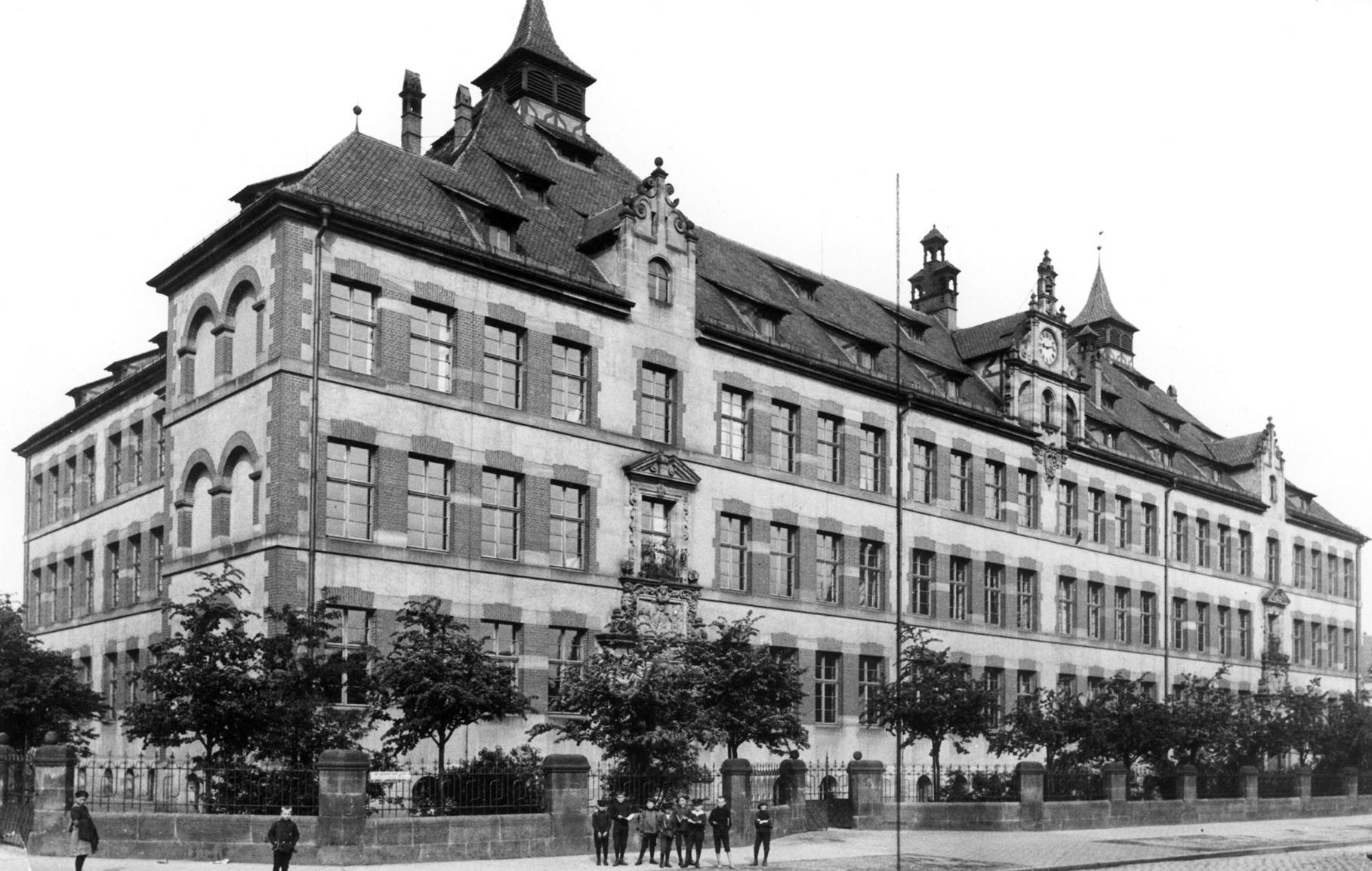 Öde und leer war der Platz, auf dem 1902 die Holzgartenschule entstand. Das belegt das Foto, das NZ-Leser Harald Hesse uns zur Verfügung stellte. Er fand es in einem Familienalbum. Nötig wurde der Neubau, weil die umliegenden Schulhäuser zu klein für die vielen Arbeiterkinder wurden, deren Familien sich mit zunehmender Industrialisierung dort ansiedelten.