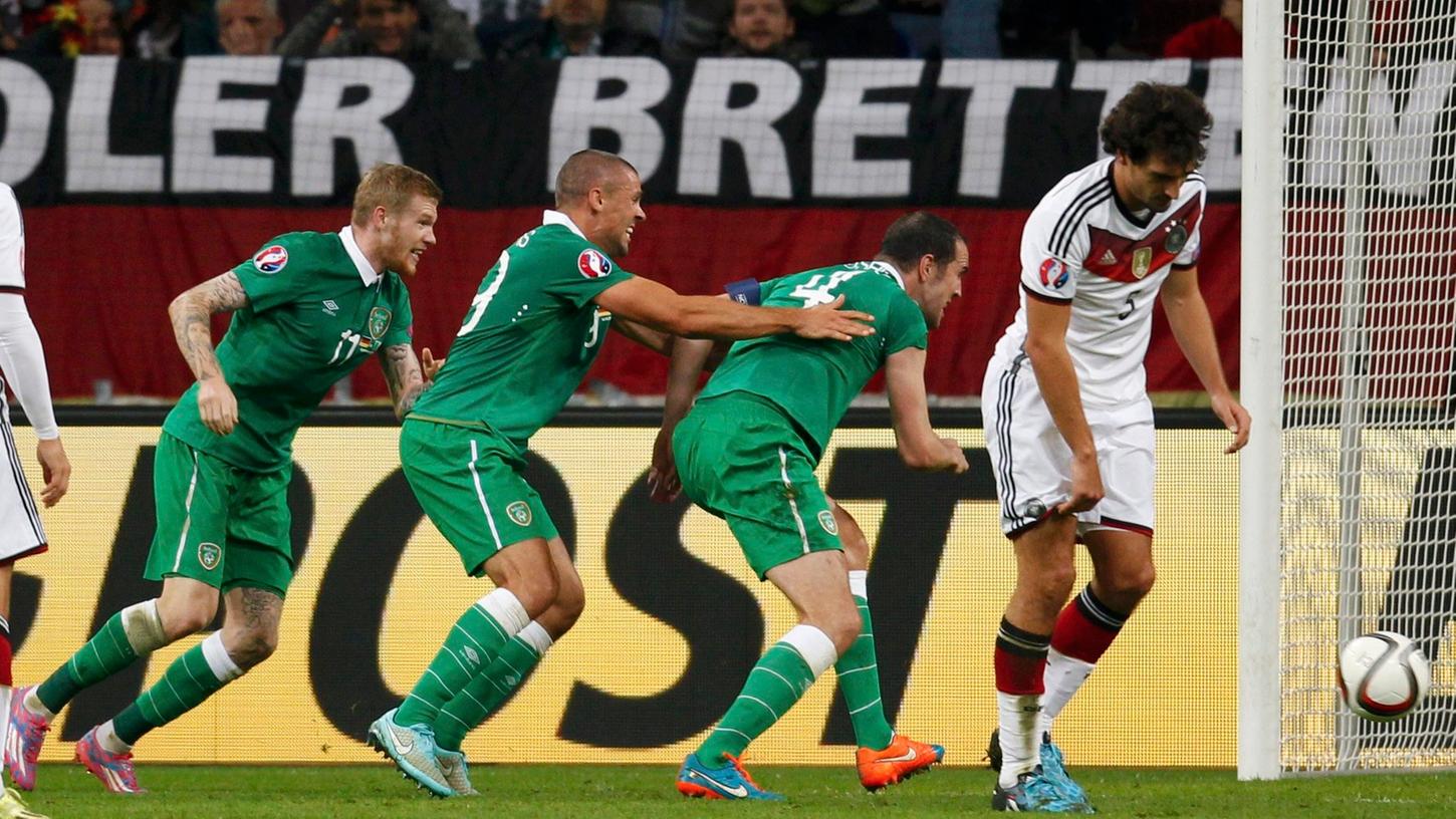 Irre Iren: John O'Shea (Zweiter von rechts) sichert Irland den Last-Minute-Punkt gegen Deutschland.