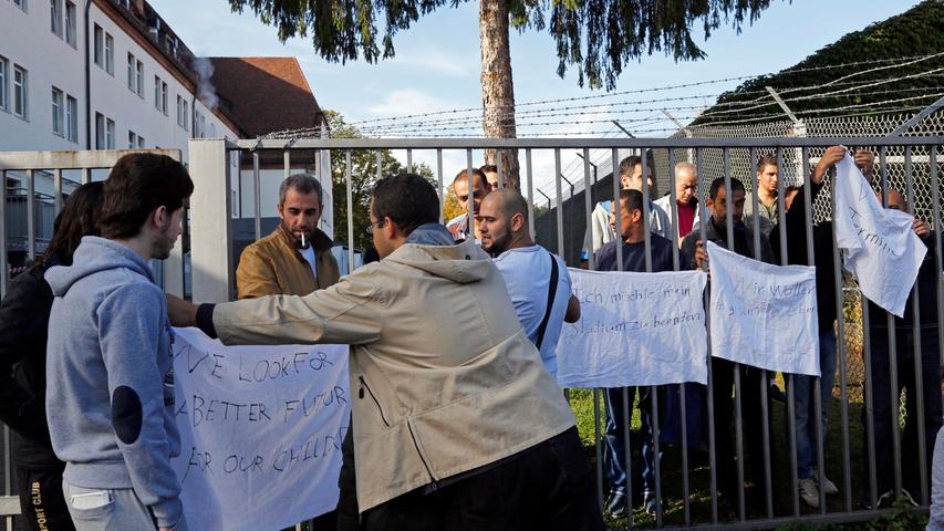 Vor der zentralen Erstaufnahmeeinrichtung in Zirndorf haben am Mittwoch etwa 50 Flüchtlinge gegen die untragbaren Zustände in der Asylunterkunft protestiert.