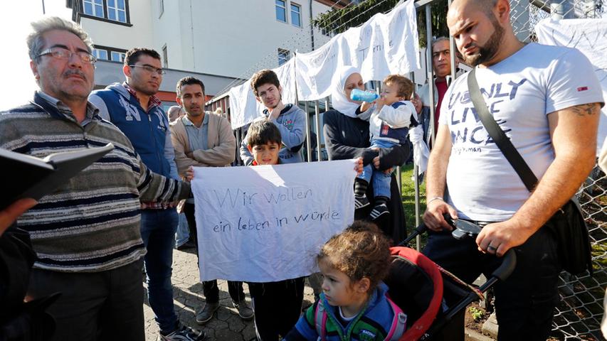In Zirndorf bemängelte der Demonstranten-Sprecher auch die seiner Ansicht nach schleppende Bearbeitung der Asylanträge.