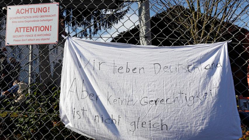 Nach letzten Informationen der Behörden sind in der Zirndorfer Unterkunft rund 1100 Flüchtlinge untergebracht,...