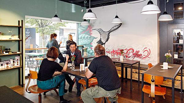 Deftige Sandwiches und belegte Brote warten in der Fürther Straße im Machhörndl, wo sich sonst vieles um guten Kaffee dreht. Ab und zu kommt auch mal ein frisch gebackener Kuchen mit in die Tüte, die es für insgesamt 4.50 Euro zu ergattern gibt.