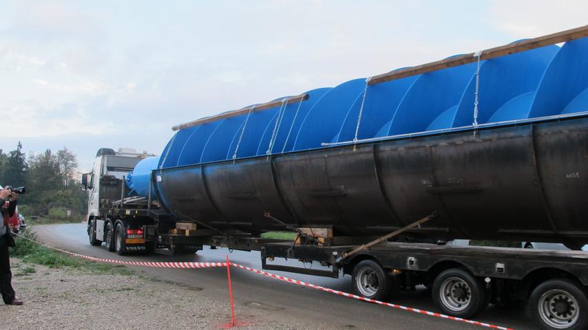 Seit dem Sommer baut die Rhein-Main-Donau AG bei Neuses ein neues Wasserkraftwerk. Nun wurde das Herzstück geliefert und eingebaut: eine 20 Tonnen schwere Schnecke, über die das Wasser den Generator antreiben soll. Zwei Tage war die Schnecke mit einem Schwertransporter vom Werk bei Budapest unterwegs.