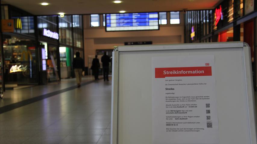 Aufsteller verwiesen im Bahnhofsareal auf die Website der Bahn.