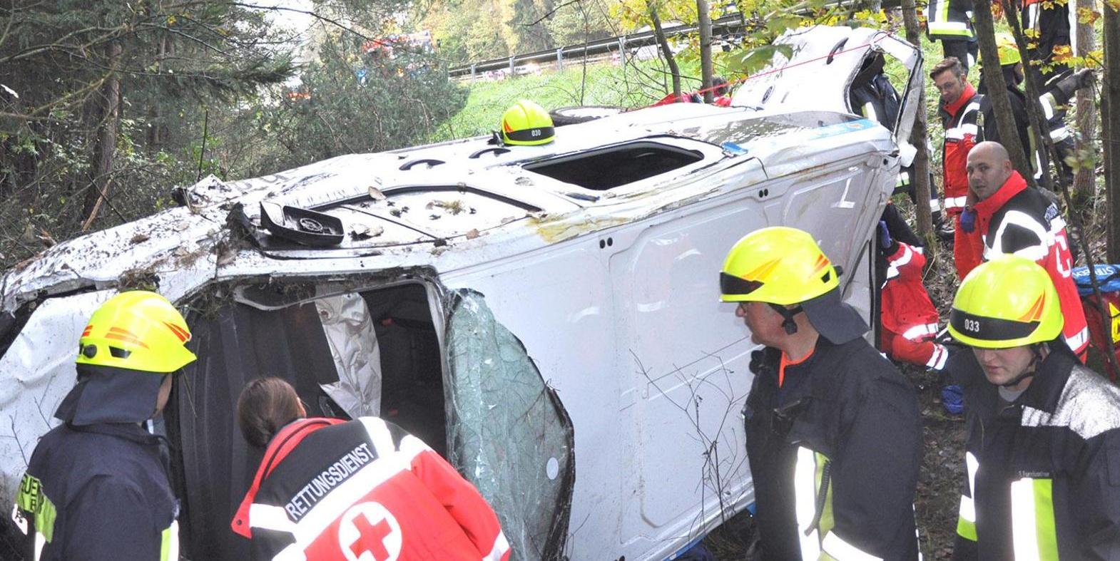 Schulbus stürzte in die Böschung: Sechs Verletzte