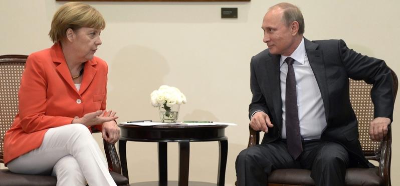 : Spitzenpolitiker treffen sich in Mailand, um nach Lösungen zur Beendigung der Ukraine-Krise zu suchen. Putin berät sich unter vier Augen mit Merkel.
