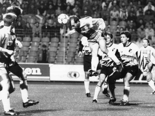 Ausnahmsweise mit Köpfchen: André Golke traf im Oktober 1993 gegen den VfB Leipzig zum 1:0.