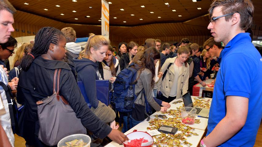 Taschen und Süßes: Die FAU begrüßt die Erstsemester