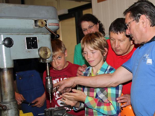 Was künftige Metallbauer beachten müssen, wurde an den beiden Tagen ebenso erklärt, mit auf dem Bild ist die Initiatorin des Berufsparcours in Deutschland, Karin Ressel (rotes Shirt), sowie im Hintergrund Angela Novotny von der Hermann-Gutmann-Stiftung. Was künftige Metallbauer beachten müssen, wurde an den beiden Tagen ebenso erklärt, mit auf dem Bild ist die Initiatorin des Berufsparcours in Deutschland, Karin Ressel (rotes Shirt), sowie im Hintergrund Angela Novotny von der Hermann-Gutmann-Stiftung.