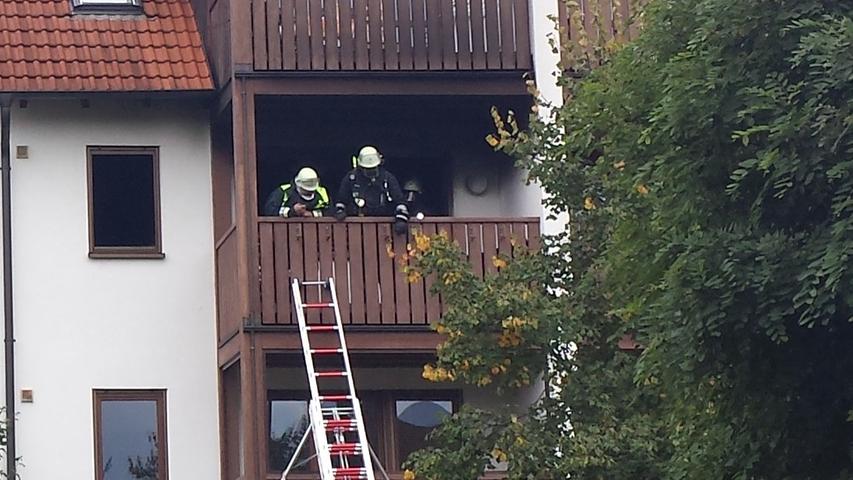 Gegen 11.20 Uhr wurde die Feuerwehr in die Waldstraße von Wilhermsdorf gerufen, da in einem Zimmer im dritten Obergeschoss eines Mehrfamilienhauses ein Feuer ausgebrochen war.