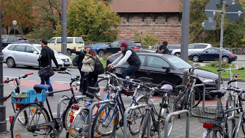 Fahrradfahrer leben am Hauptbahnhof besonders gefährlich, wie eine aktuelle Umfrage des Radfahrerverbands ADFC ergeben hat.
