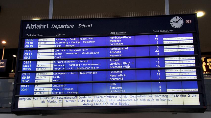 In Bayern fallen etwa zwei Drittel der Züge im Fernverkehr und jeder zweite Regionalzug aus,...