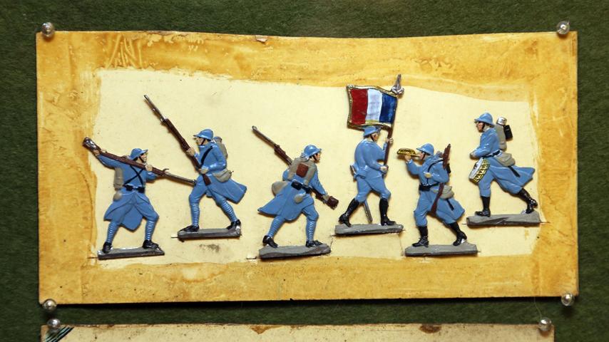 Kleine Soldaten und Ritter in der Zinnfigurensammlung