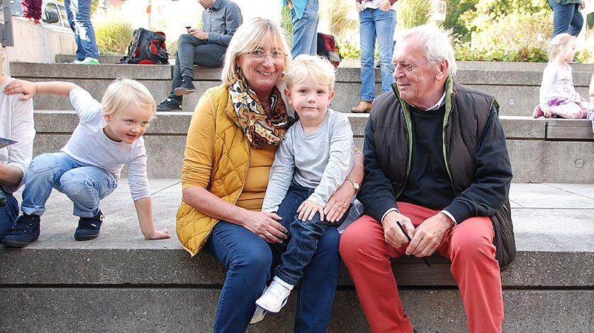 Die Großeltern Klaus (69) und Christine (56) waren zusammen mit ihrem dreijährigen Enkelsohn Lennox zum ersten Mal als Zuschauer und Fans von Maxim Wartenberg dabei.