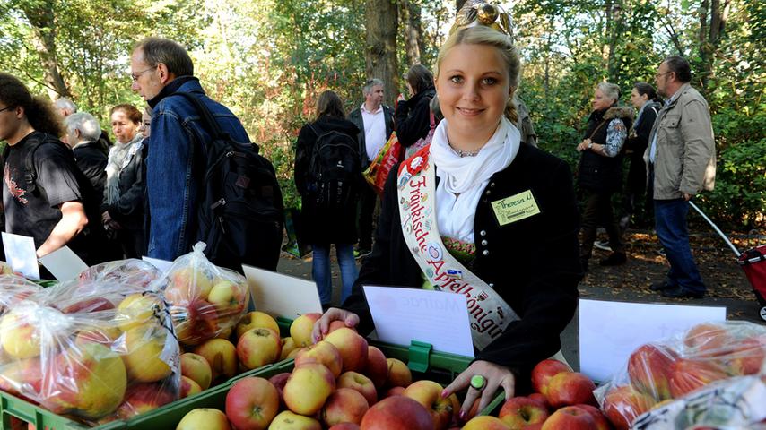 ...ist auch die Fränkische Apfelkönigin, Theresa Niedermann, angereist.
