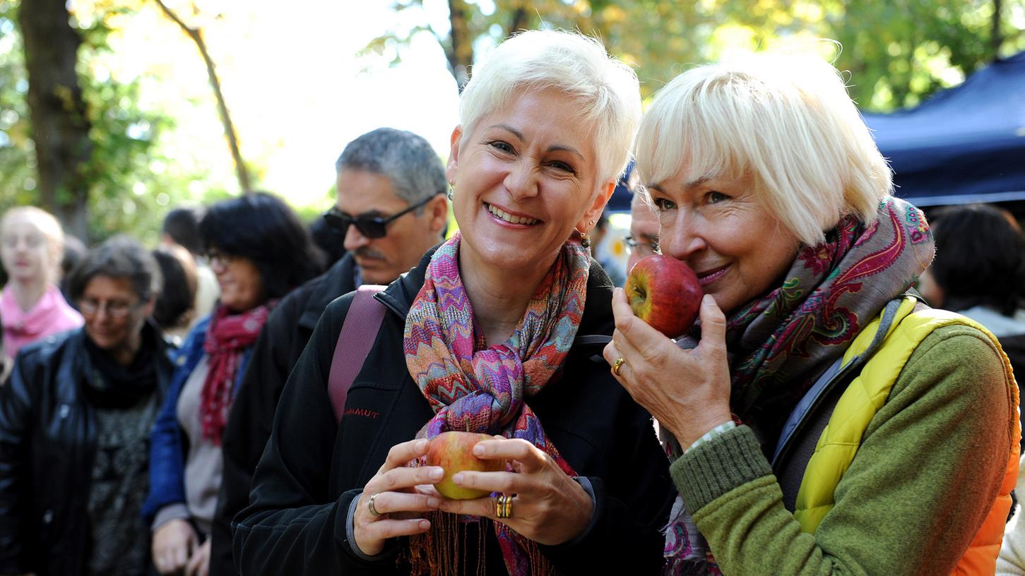 Tausende Apfelfans strömen auf Fürths sonnige Parkallee