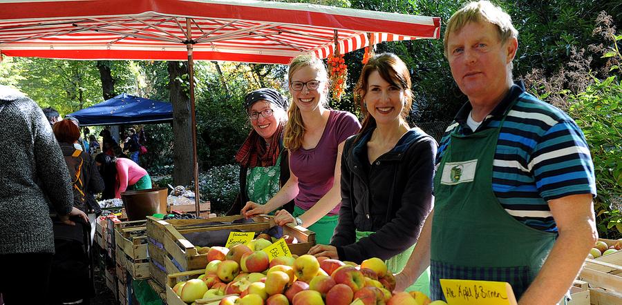 ...bieten Händler im Fürther Stadtpark am Sonntag Obst aus der Region an. Zu diesem besonderen Anlass...