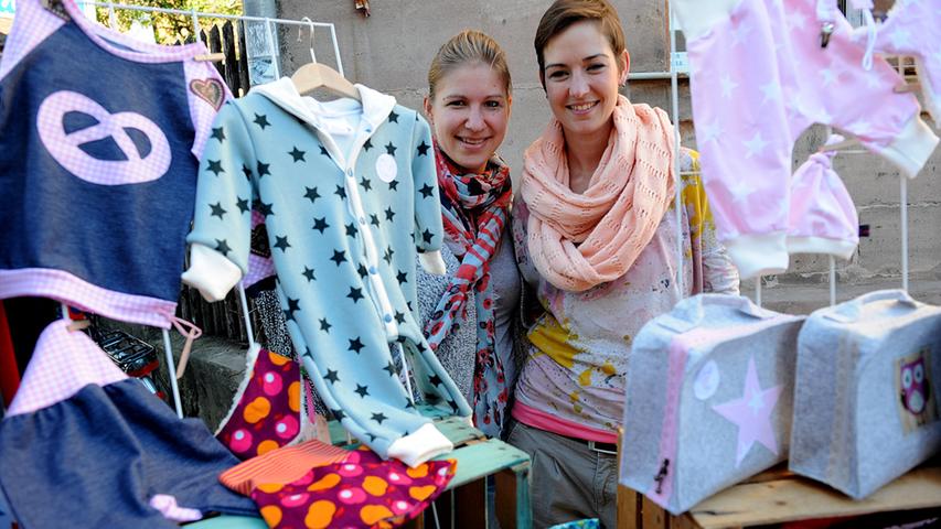 Anna Mieser und Marina Undner verkauften auf dem Markt Selbstgemachtes für Kinder.