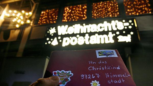 Himmelstadt (Unterfranken) ist seit vielen Jahren als Heimat des Christkinds bekannt. In der Adventszeit schreiben weit über 80.000 Kinder an das Weihnachtspostamt in der fränkischen Stadt. Ein Besuch der Filiale und des Weihnachtsmarkts lohnt sich auf jeden Fall: Man kann dem Christkind bei der Arbeit zusehen oder durch die Budenstadt flanieren. Zum großen Eröffnungstag am 1. Dezember 2019 sind alle kleinen und großen Besucher herzlich eingeladen, das Christkind bei seiner Arbeit zu unterstützen oder ihm persönlich einen Wunschzettel vorbeizubringen. Öffnungszeiten: Öffnungszeiten Weihnachtspostamt: Historische Poststelle mit Ausstellung über die Weihnachtspostfiliale: Ganzjährig geöffnet von 9 - 18 Uhr Weihnachtspostfiliale im Rathaus: Montag bis Freitag von 9 - 13 Uhr. Öffnungszeiten Weihnachtsmarkt: Sonntag, 1.12.2019 von 15 - 19 Uhr Samstag, 14.12.2019 von 15 - 19 Uhr Sonntag, 15.12.2019 von 15 - 19 Uhr