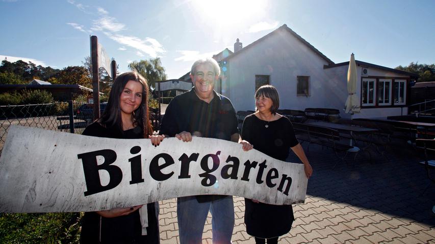 Ingrid (rechts) und Roland Baader eröffneten vor einem Jahr in der Vereingaststätte der "Hoserer" in Reichelsdorf ihr original amerikanisches Diner.