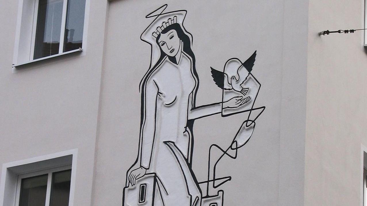 Die Darstellungen „Noris mit der Friedenstaube“ und „Mädchen am Brunnen“ zieren Häuser der Altstadt.