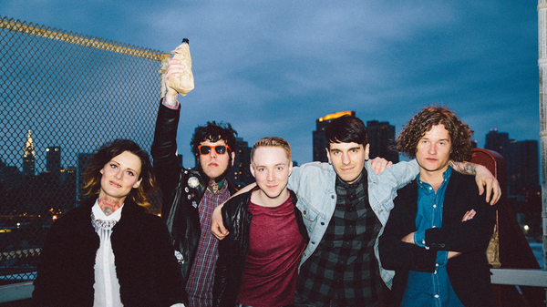 Die Band Jennifer Rostock treibt es auf die Spitze: mit ihrer Musik, ihrem Erscheinungsbild und ihrem Verhalten. Mit einem Stilmix aus Pop, Rock, Punk, Elektro und Neuer Deutscher Welle begeistern sie tausende von Fans.
