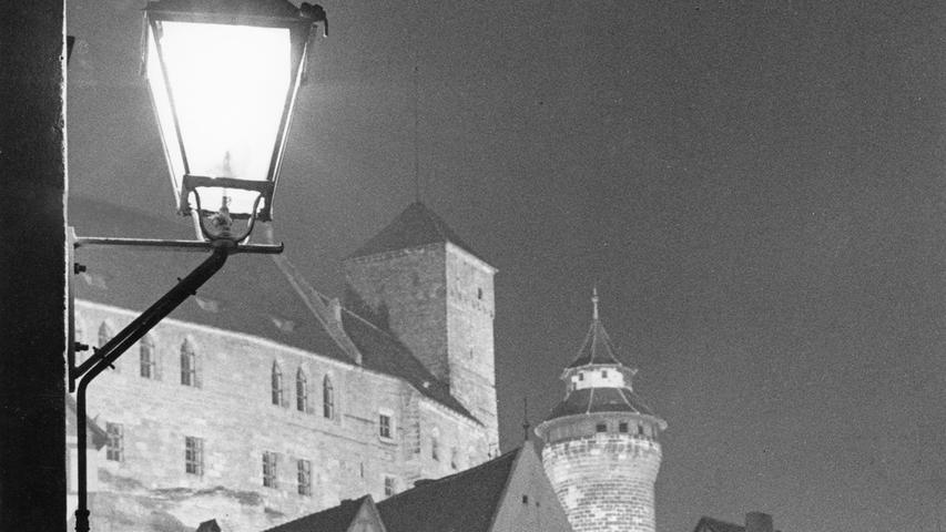 Gaslicht und Romantik: eine alte Laterne an der historischen Neutormauer. Im gleißenden Licht der Scheinwerfer steht dahinter die Burg. Hier geht es zum Artikel: Gaslaternen im Schatten der "Pilze".